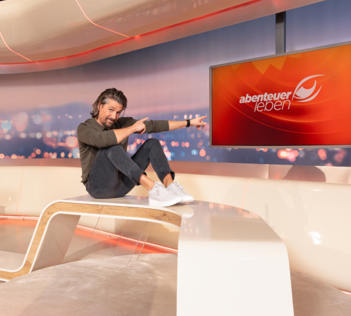 TV-Studio mit Moderatorin am Set