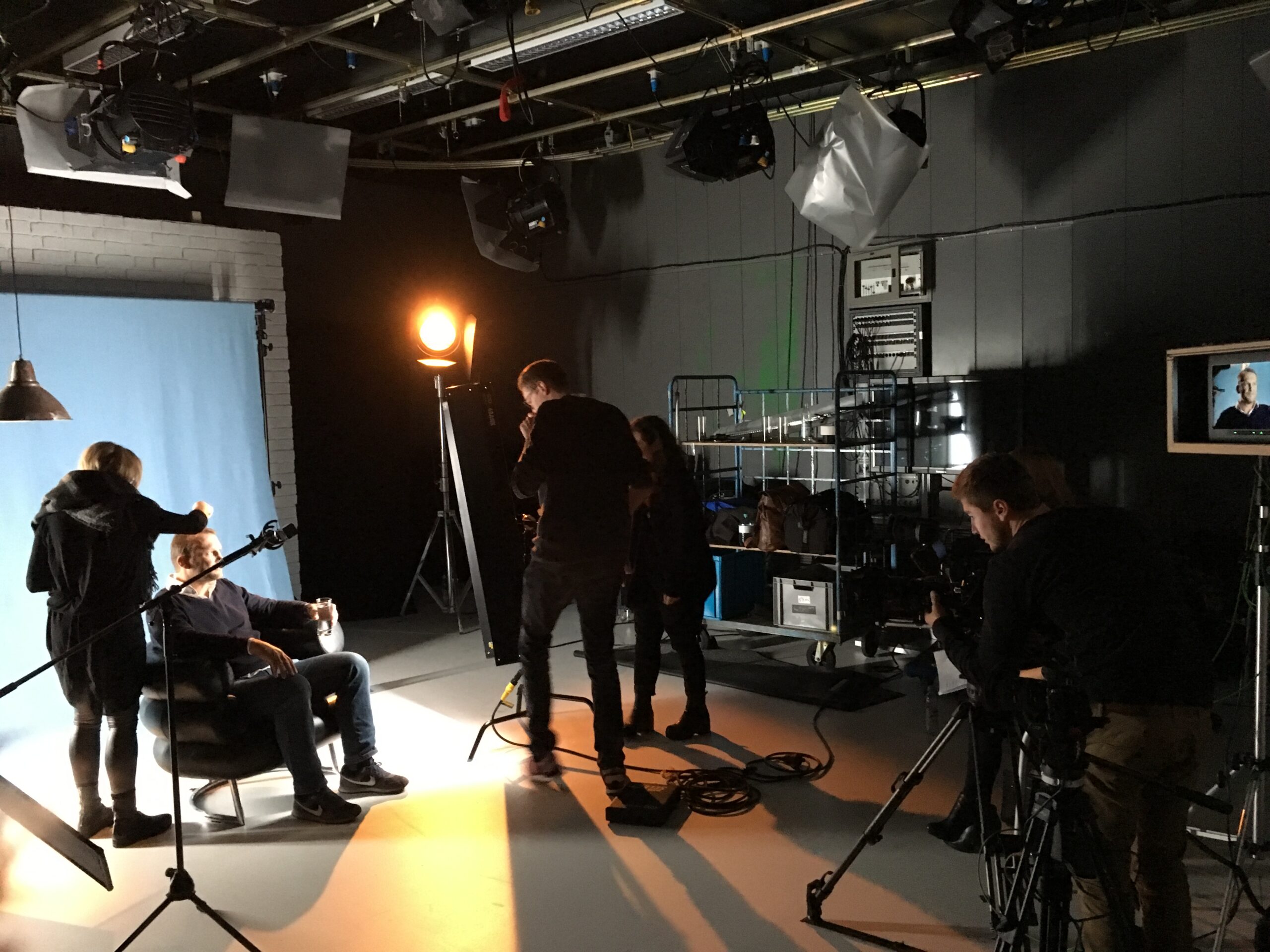 Filmset mit Licht, Kamera und Produktionsteam