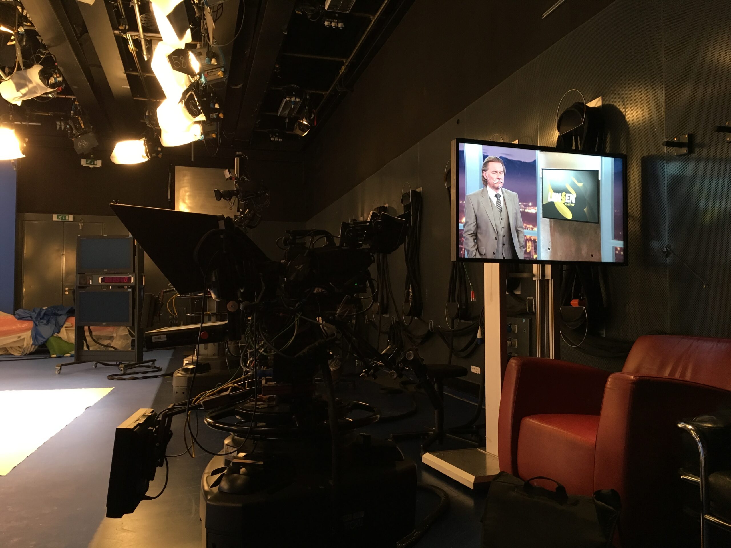 Kameratechnik und Monitor in einem Fernsehstudio