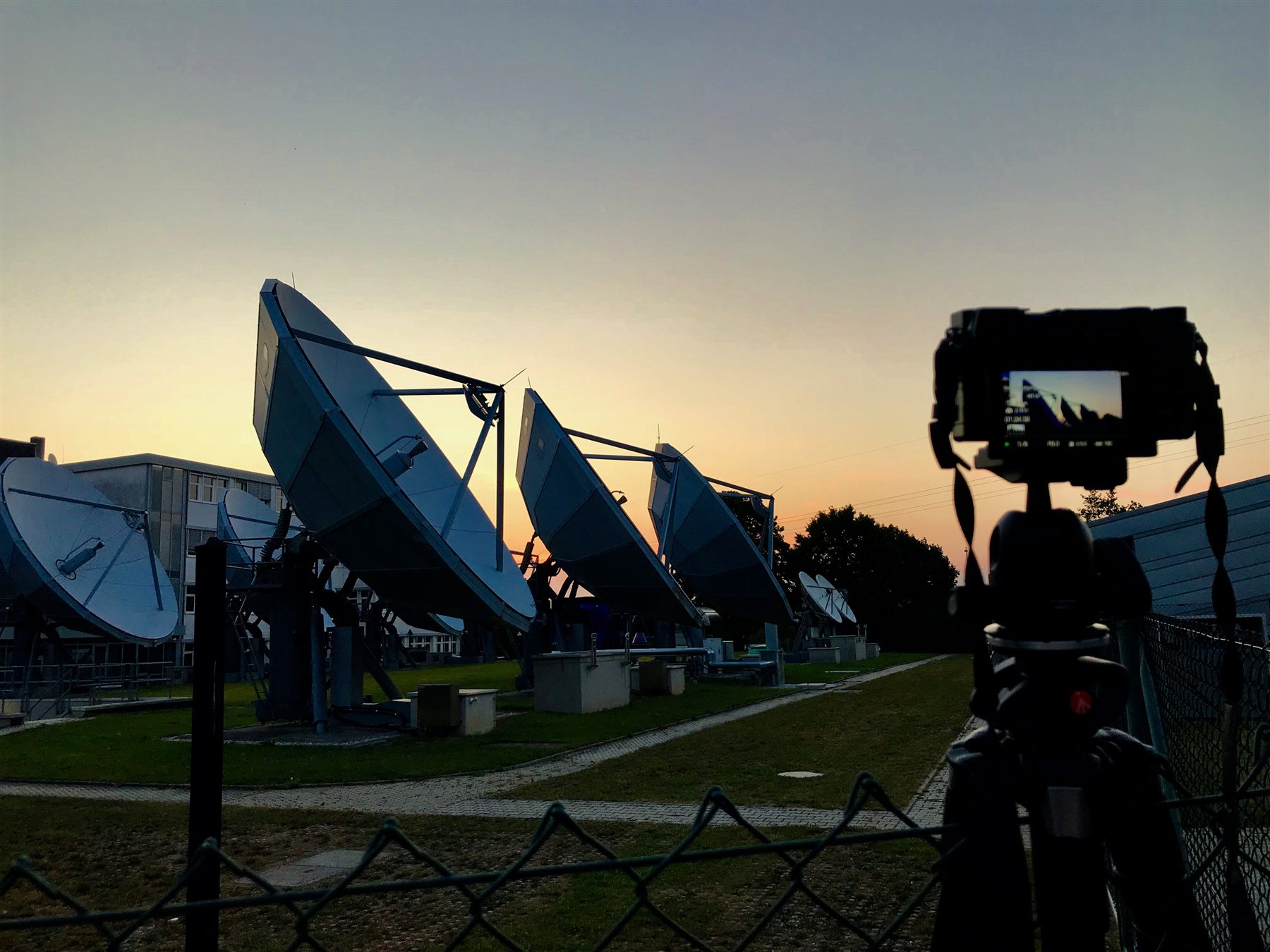 Kamera vor Satellitenschüsseln bei einer Außenproduktion