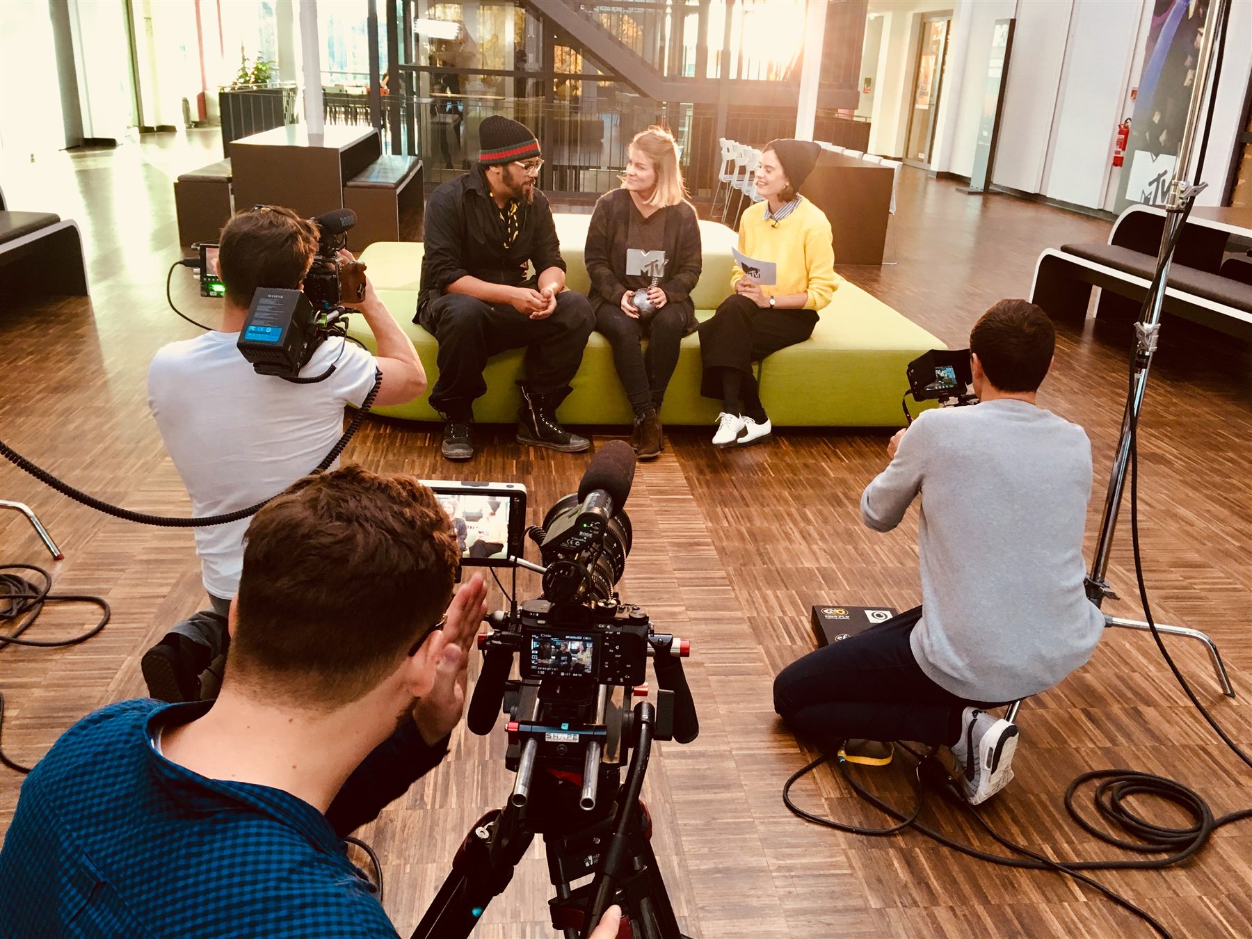 Kamerateam bei einer Interviewproduktion vor Ort