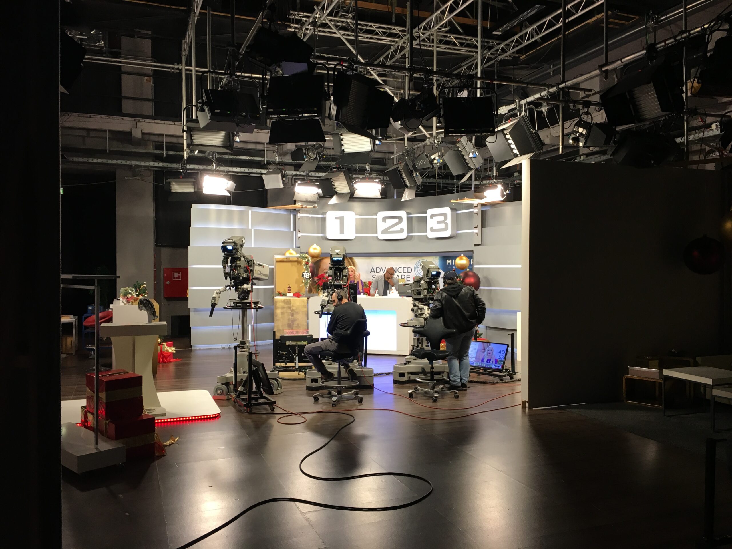 Fernsehstudio mit Kameras, Licht und Regieumgebung
